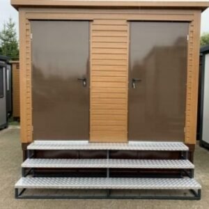 Doppelter Sanitärcontainer mit Tank