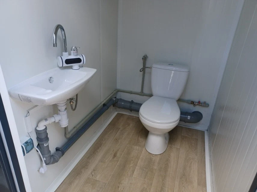 Doppel-Sanitärcontainer – 2 Unabhängige Kabinen, WC, Waschbecken & Boiler – Bild 2