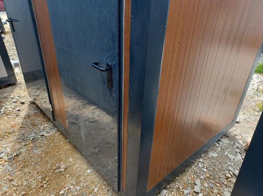 Doppel-Sanitärcontainer – 2 Unabhängige Kabinen, WC, Waschbecken & Boiler – Bild 5
