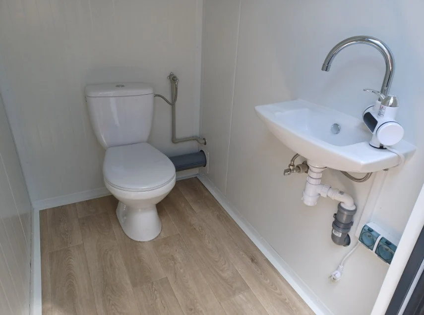 Doppel-Sanitärcontainer – 2 Unabhängige Kabinen, WC, Waschbecken & Boiler – Bild 6