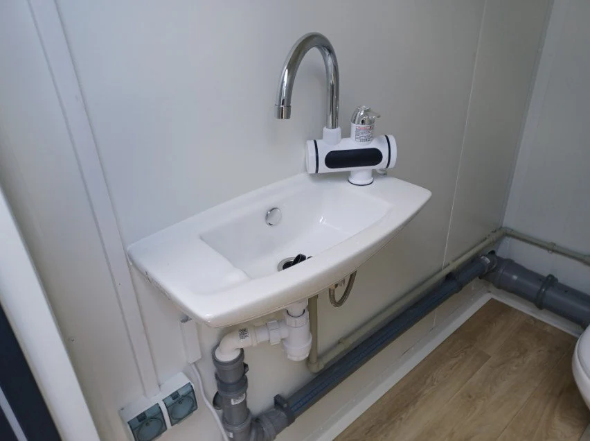 Doppel-Sanitärcontainer – 2 Unabhängige Kabinen, WC, Waschbecken & Boiler – Bild 8
