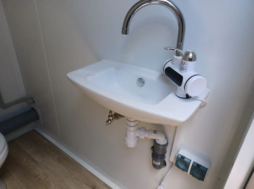 Doppel-Sanitärcontainer – 2 Unabhängige Kabinen, WC, Waschbecken & Boiler – Bild 9