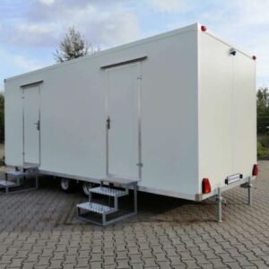 Doppelter Sanitäranhänger 5 WCs 3 Urinale 6×2,40 Meter