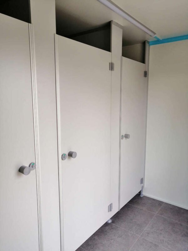 Doppelter Sanitäranhänger 5 WCs 3 Urinale 6×2,40 Meter – Bild 2